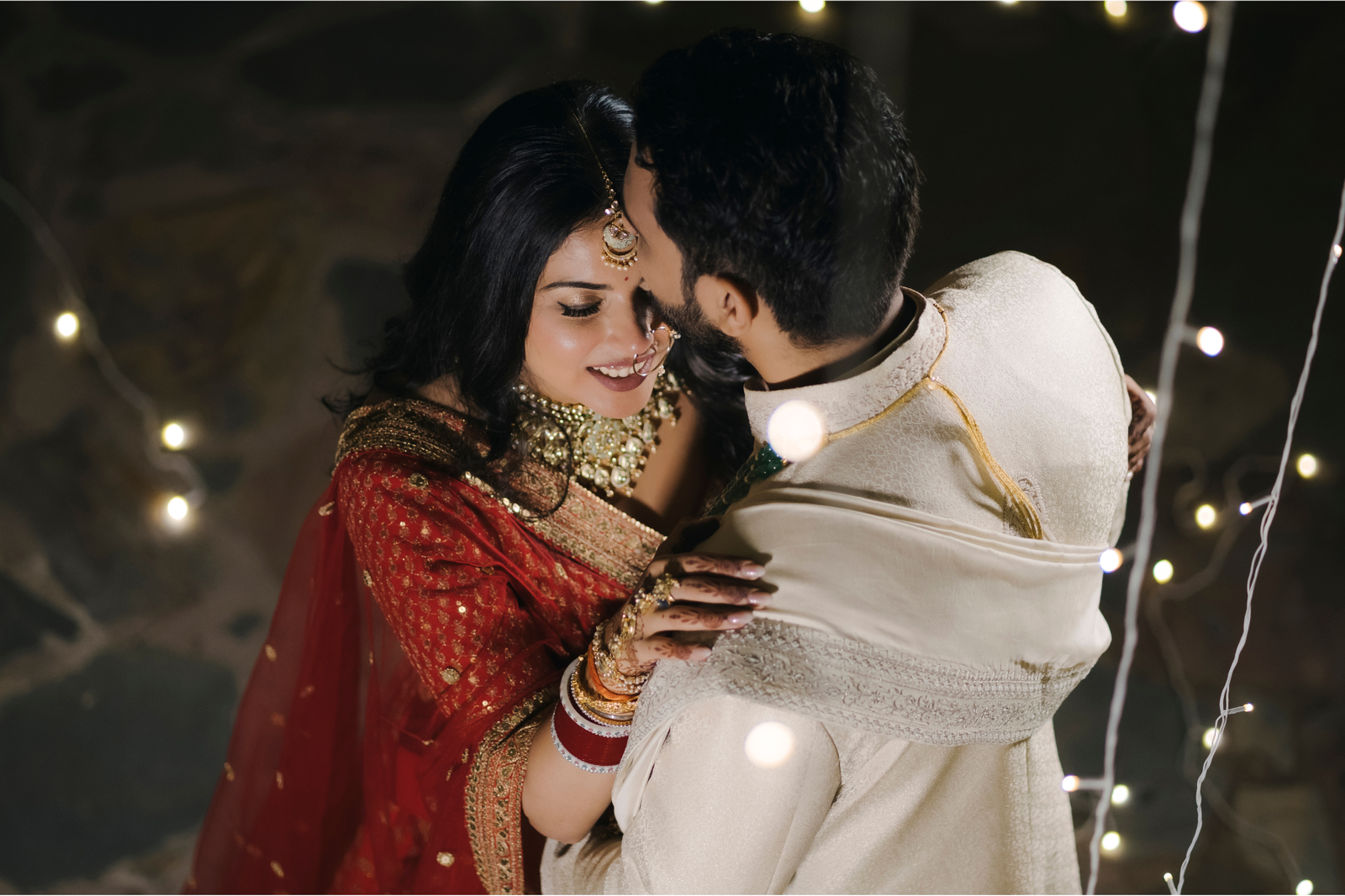 Powerful 21 Romantic Couple Poses for Weddings