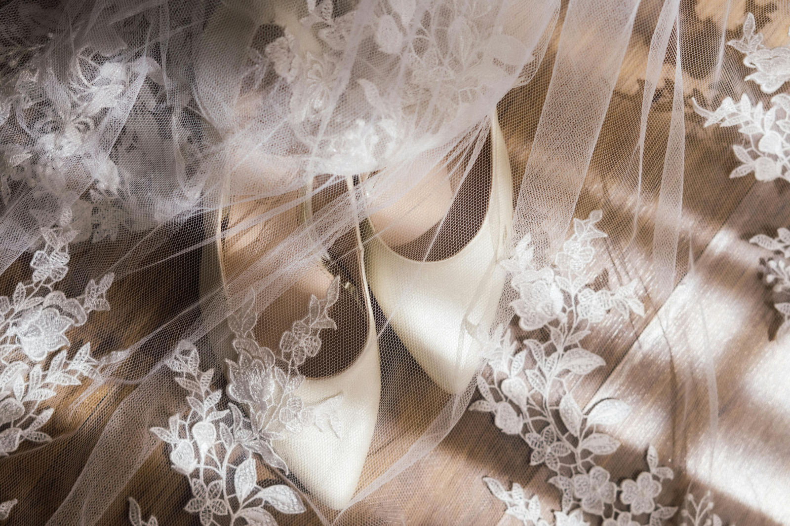 7 Stunning Juttis vs Heels for Brides