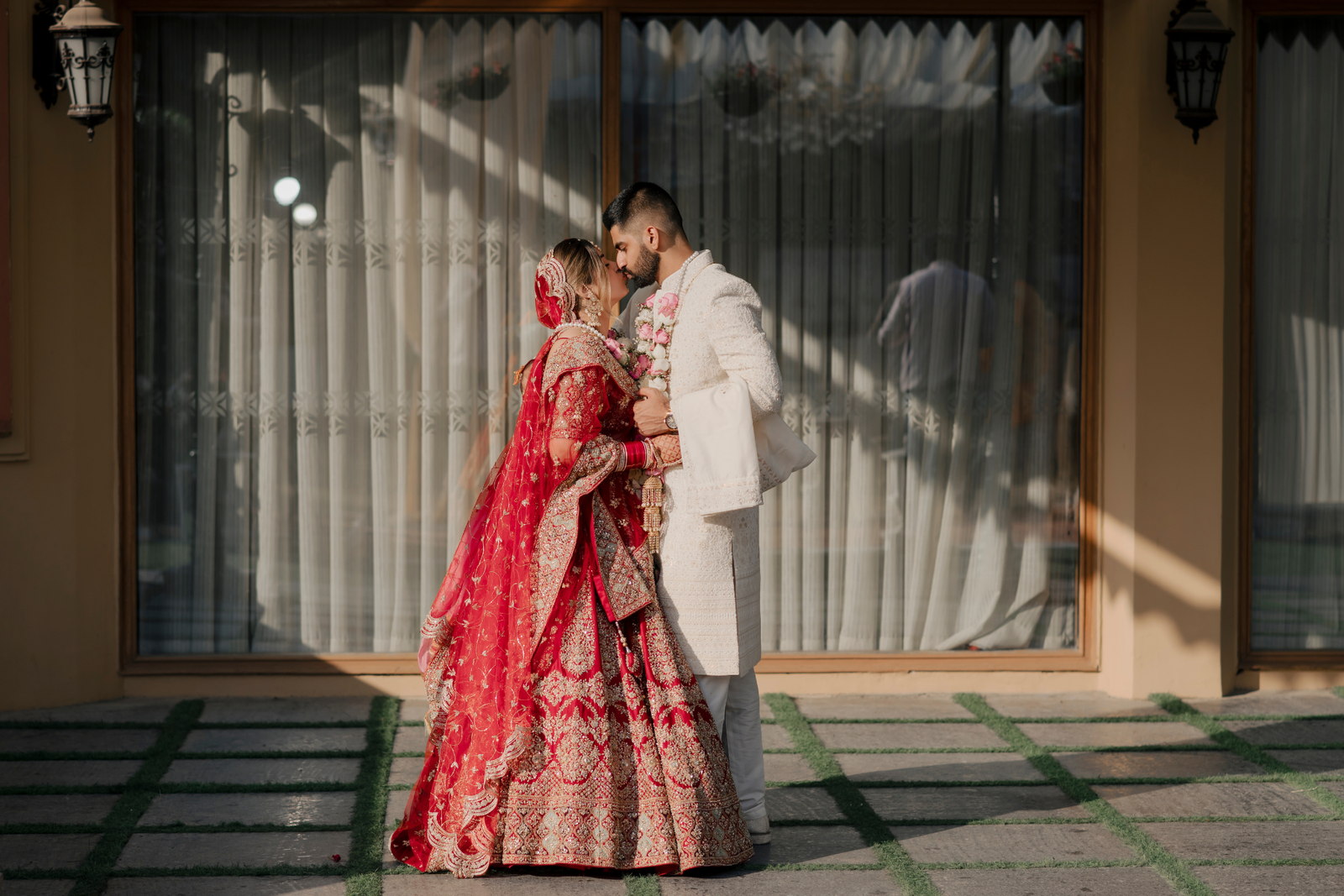 Powerful 21 Romantic Couple Poses for Weddings