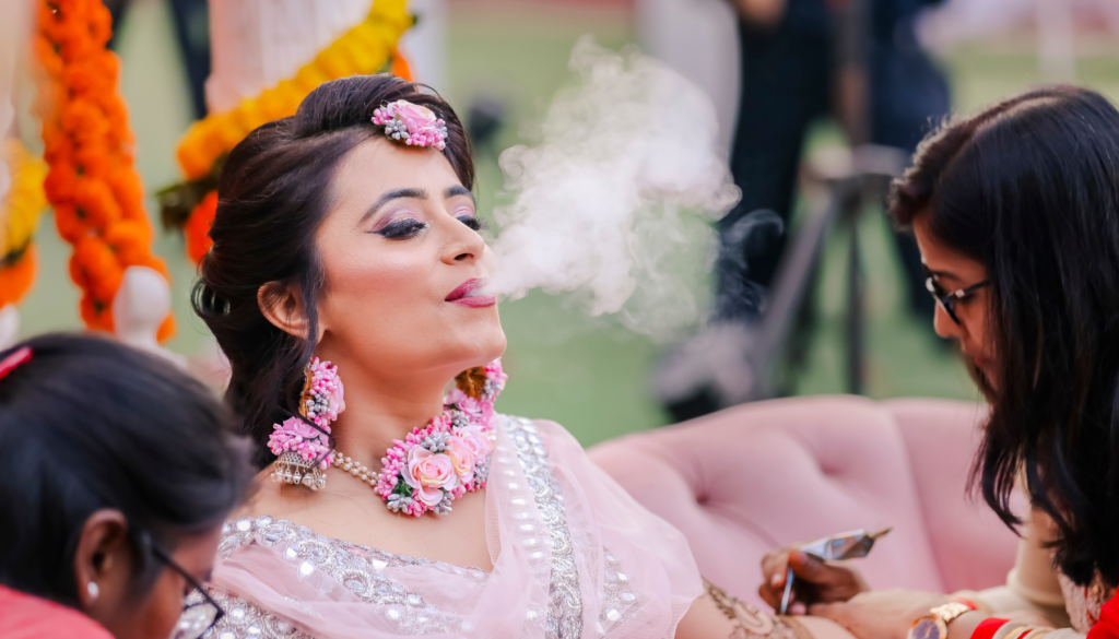Stunning 21 Trendy Bridal Poses for Happy Photos