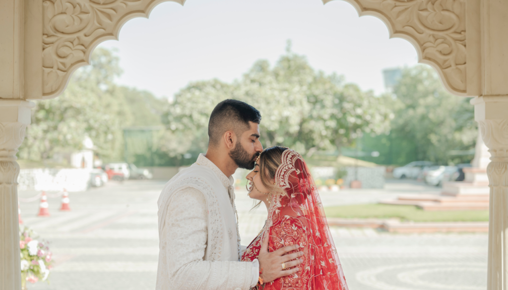 Powerful 21 Romantic Couple Poses for Weddings